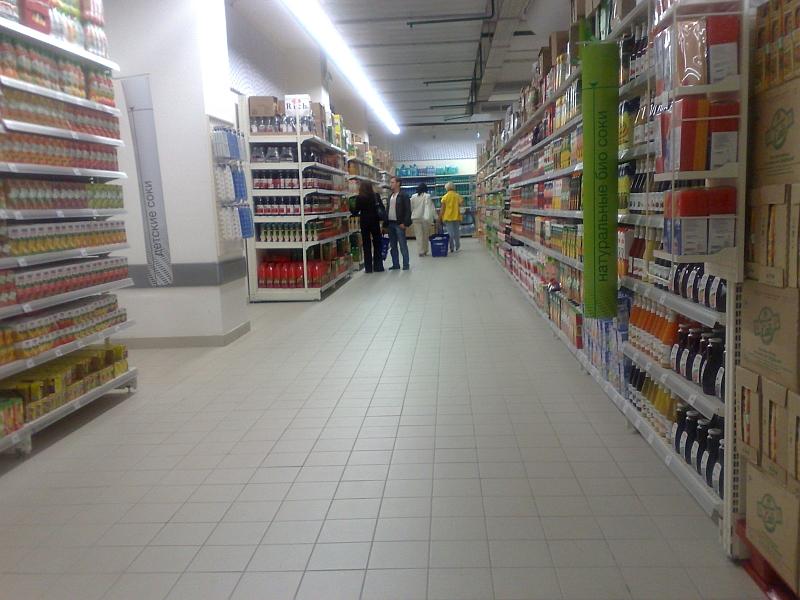 Carrefour, Москва. Широкие проходы между стеллажами